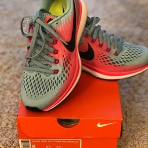 Nike women’s athletic shoe. Size 6